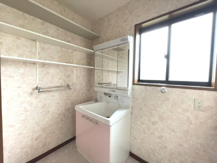高崎市上大類町中古住宅の洗面所|タオルなどが収納できる棚がついてます！