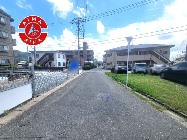 筑紫野市大字牛島第1-2棟（1号棟）の前面道路含む現地写真|前面道路は閑静な住宅地をはしる車通りの少ない道路。お車の出し入れが苦手なママや小さなお子様にも安心ですね。しっかり舗装もされているので、ベビーカーや自転車で通っても快適に通行できます。前面道路です。