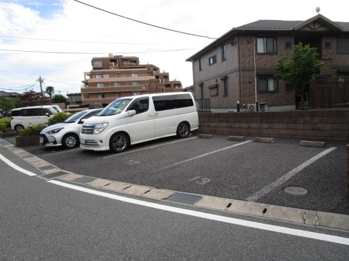ヴィラ・メルベーユⅡの駐車場