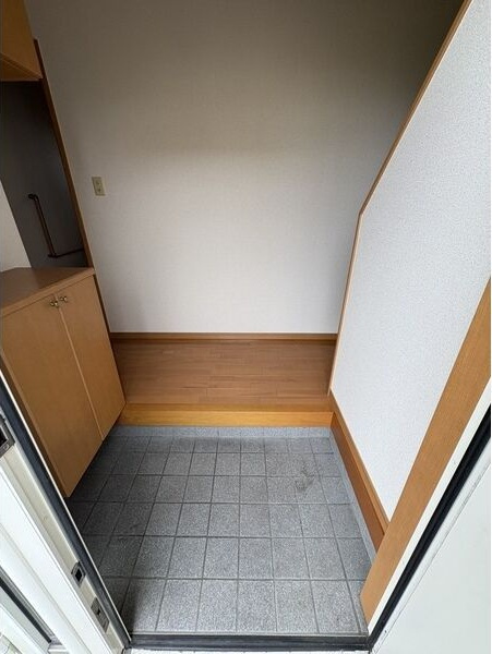 松本様貸家の玄関