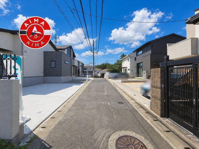 福岡市東区三苫2丁目第4-2棟（2号棟）　の前面道路含む現地写真|前面道路は閑静な住宅地をはしる車通りの少ない道路。お車の出し入れが苦手なママや小さなお子様にも安心ですね。しっかり舗装もされているので、ベビーカーや自転車で通っても快適に通行できます。
