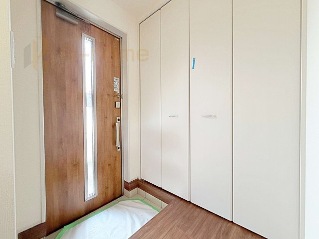 笠間市旭町第13　新築戸建て　7号棟の玄関|気持ちよくご家族やゲストを送迎できる穏やかな雰囲気の玄関♪大きな下駄箱で玄関廻りスッキリ♪
