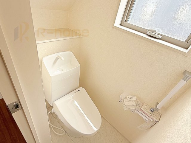 笠間市旭町第13　新築戸建て　7号棟のトイレ|温水洗浄便座付きのトイレ。
トイレが２ヵ所設置で朝の忙しい時間でも安心です。