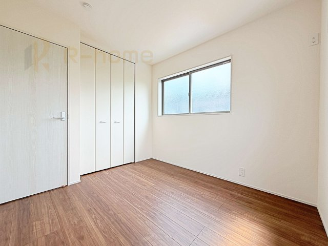 笠間市旭町第13　新築戸建て　7号棟の洋室|どんな部屋家具も合わせやすいシンプルな洋室！
たっぷりの日差しと心地よい風が舞い込む住まい♪