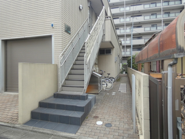 アモジュールのエントランス|★１階は駐車場です★