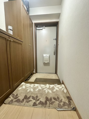 トーア立石マンションの玄関|【玄関】玄関には大型のシューズクローゼットを設置しておりますのでいつでもスッキリりとした空間を保てます。玄関周りを清潔に使うのはとても大事なことですよね。