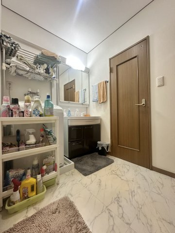 トーア立石マンションの独立洗面台|【洗面化粧台】洗面化粧台には三面鏡を採用。身だしなみを整えやすい事はもちろんですが、鏡の後ろに収納スペースを設ける事により、散らかりやすい洗面スペースをすっきりさせる事が出来るのも嬉しいですね