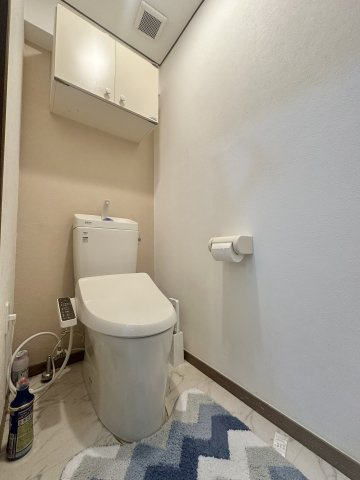 トーア立石マンションのトイレ|【トイレ】 収納スペースをしっかりと確保した温水洗浄便座機能付きトイレ。温水洗浄便座は清潔にお使いいただくための大切なアイテムです。