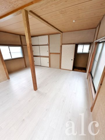 三山2　DIY戸建て住宅の居間・リビング|フローリング新設、綺麗な居室が１５帖です♪