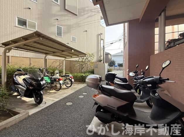 プリムローズ平塚の駐車場|敷地内バイク置場