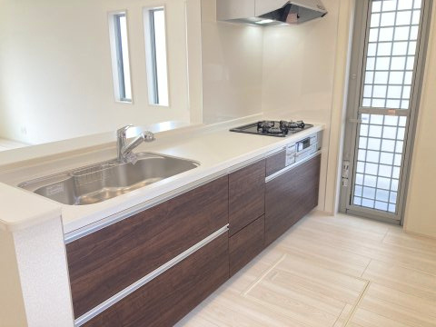 第５富士見町時沢　新築戸建　７号棟のキッチン|【イメージ画像】人気のカウンターキッチン採用です☆ゴミ出しに便利な勝手口付き！
コンロも３口ご用意しています！調理スペースも広くストレスなくお料理できます。
浄水器つきなので美味しいお水も飲めますよ♪