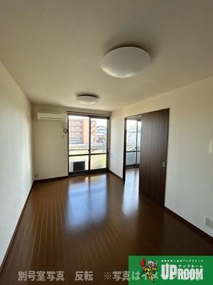 ルミエール江川Bの居間・リビング