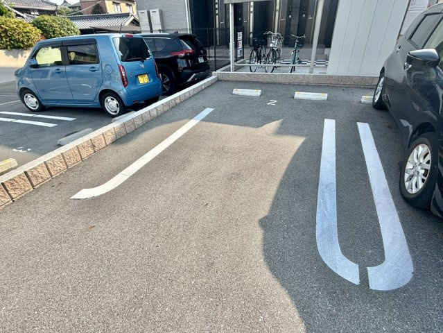 エテルナⅡの駐車場