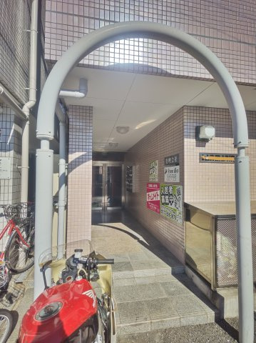 フリーディオ春日町のエントランス|落ち着いたエントランスです