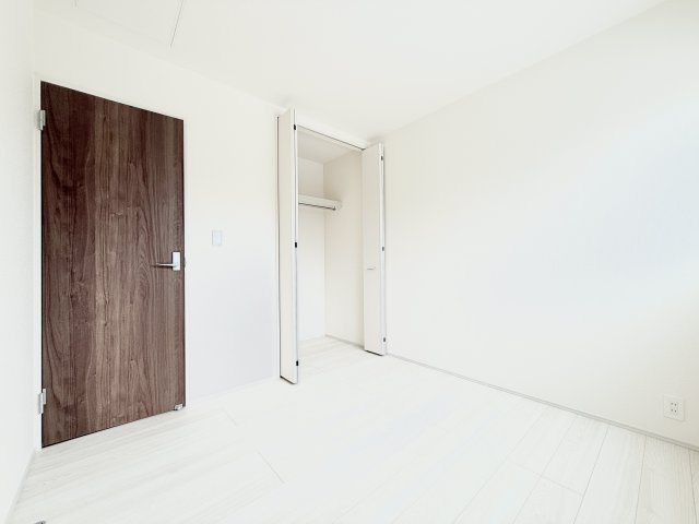 中央区遠州浜2丁目　4号棟の居間・リビング|撮影する位置を変えて撮ってみました。日差しが入ると、とても明るい空間ですね☆
