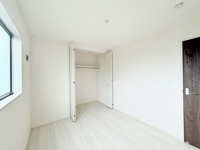 中央区遠州浜2丁目　4号棟の洋室|こちらの洋室は広々としており、ウォークインクローゼットが備わっておりますので主寝室にピッタリです。