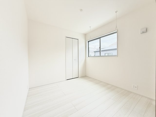 中央区遠州浜2丁目　4号棟の洋室|こちらの洋室も明るくコンパクトなお部屋になっておりますので、お子様のお部屋いかがでしょうか♫