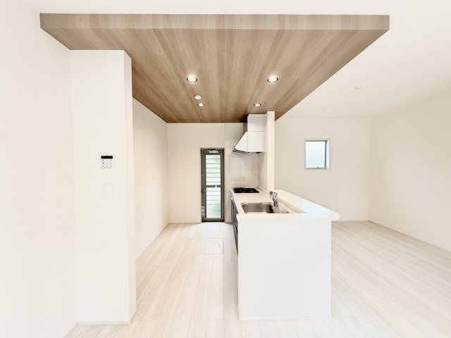 中央区遠州浜2丁目　4号棟のキッチン|使い勝手の良いシステムキッチンは、お手入れしやすく収納も豊富！いつでもキッチンをスッキリと見せることができます。