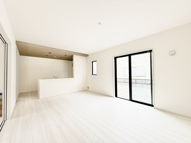 中央区遠州浜2丁目　4号棟のトイレ|窓の付いた清潔感と明るさのあるトイレ空間。手すり付きで、ご高齢の方でも安心してご使用いただけます。