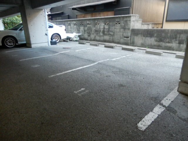 ファミール西舞子の駐車場