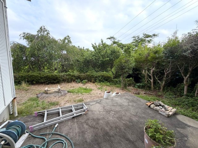自然が多く閑静な別荘地　エンゼルフォレスト伊豆熱川の温泉付3SLDKの庭|リビングの外にテラスがあります
