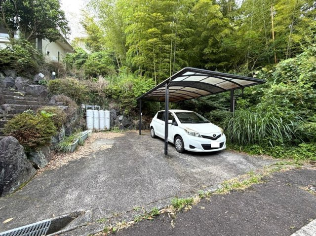 自然が多く閑静な別荘地　エンゼルフォレスト伊豆熱川の温泉付3SLDKの駐車場|カーポート1台・スペース1台で2台分の駐車場