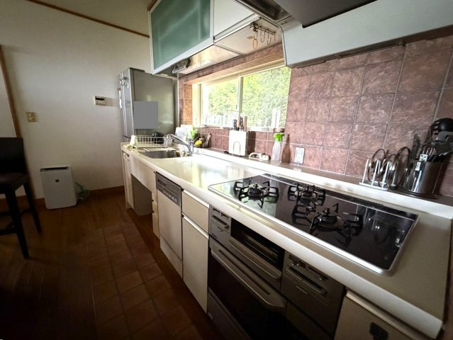 自然が多く閑静な別荘地　エンゼルフォレスト伊豆熱川の温泉付3SLDKのキッチン|横にパントリーが付いています