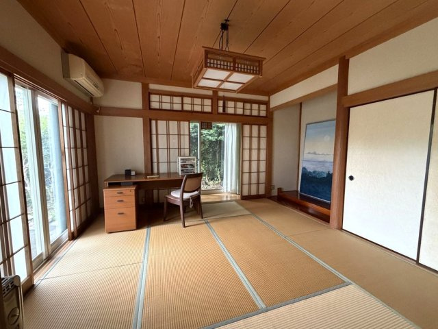 自然が多く閑静な別荘地　エンゼルフォレスト伊豆熱川の温泉付3SLDKの和室|広縁のある1階和室