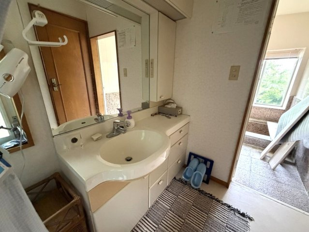自然が多く閑静な別荘地　エンゼルフォレスト伊豆熱川の温泉付3SLDKの洗面所|室内干しできます