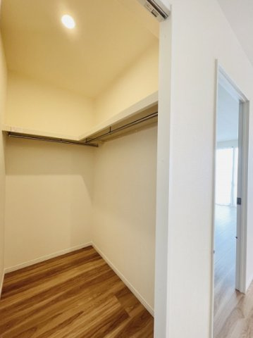 【収納】 | ヒューマインド博多駅東ネクスタイル | LDKに備わっているウォークインクローゼットは奥行きがあり、家電や日用品もすっきり収納できます