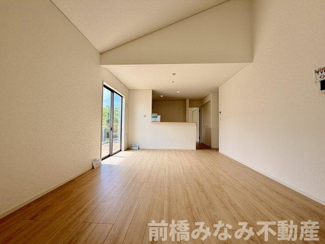 【新築平屋】前橋市粕川町新屋第1　２号棟(全２棟)　クレイドルガーデン　新築建売分譲の居間・リビング|ゆったりとした居間です