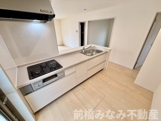 【新築】北群馬郡吉岡町下野田第13　１号棟(全３棟)　リーブルガーデン　新築建売分譲のキッチン|コンパクトなキッチンで掃除もラクラク