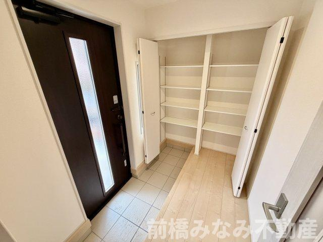 【新築】北群馬郡吉岡町下野田第13　１号棟(全３棟)　リーブルガーデン　新築建売分譲の玄関|明るい玄関です