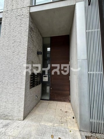 武蔵野市境南町５丁目の賃貸マンションのエントランス