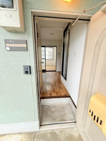 コーポ繁根木の玄関