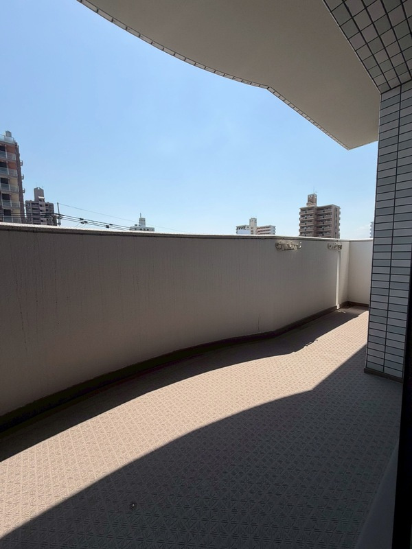 ライオンズマンション中央町のバルコニー|外からの目が気にならないバルコニーで洗濯物が干せます