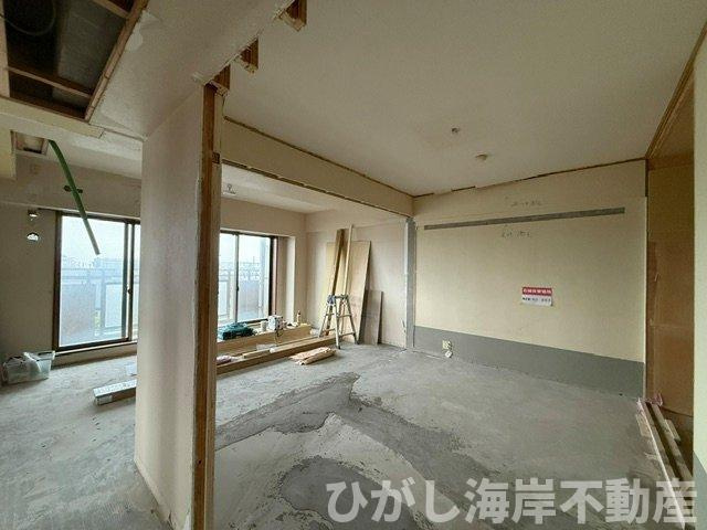 平塚袖ヶ浜ヒルズの居間・リビング|7月6日撮影　新規リフォーム中　17.3帖　LDK