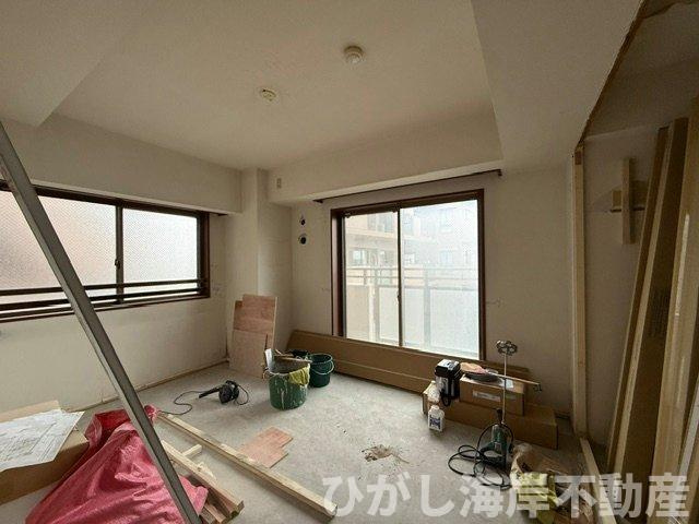 平塚袖ヶ浜ヒルズの洋室|7月6日撮影　新規リフォーム中　7.1帖　洋室