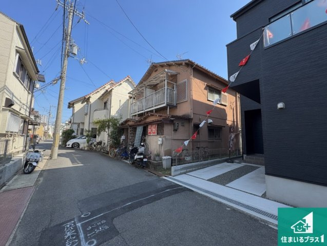 29日(土)30日(日)現地ご見学可能！　枚方市伊加賀栄町　限定1邸の前面道路含む現地写真|周辺は閑静な住宅街！前面道路広々で車の出し入れも便利です。駐車が苦手な方でも安心して車庫入れできます！