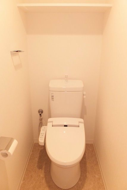 横浜市港北区岸根町の賃貸マンションのトイレ|温水洗浄便座付き♪※反転タイプ