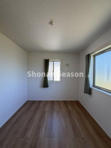 【現地画像あり】平塚市岡崎　中古戸建　34.94坪の洋室|お家賃と変わらない月額お支払額で夢のマイホームを手に入れませんか♪
内見ご希望の際は、お気軽にお問い合わせ下さいね。
