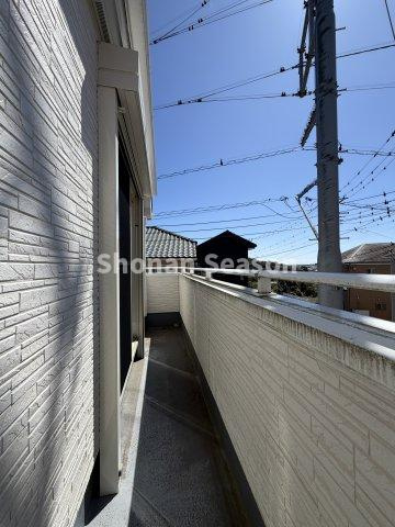 【現地画像あり】平塚市岡崎　中古戸建　34.94坪のバルコニー|続きバルコニーなので、洗濯動線もスムーズです♪