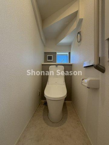 【現地画像あり】平塚市岡崎　中古戸建　34.94坪のトイレ|各階設置の衛生的な「温水洗浄便座」ペーパー代の節約に繋がりますよ♪