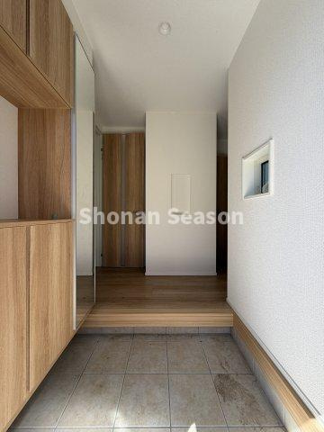 【現地画像あり】平塚市岡崎　中古戸建　34.94坪の玄関|大容量のシューズＢＯＸがあれば、履物が雑多にならずに済みそうです♪