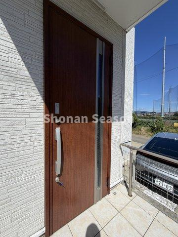 【現地画像あり】平塚市岡崎　中古戸建　34.94坪の駐車場|家族複数台所有でも安心！Ｐスペースにはお車２台駐車が可能です♪