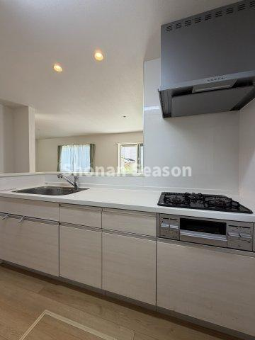 【現地画像あり】平塚市岡崎　中古戸建　34.94坪のキッチン|キッチンはカウンター付きで、配膳＆後片付けもスムーズに行えます♪
