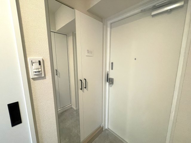 シティマンション薬院Ⅱの玄関|鏡付き！出かける前に身だしなみチェックができ便利ですよ♪
