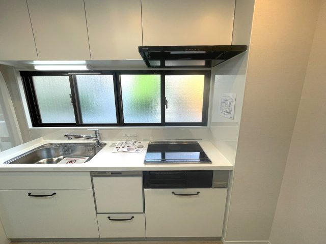 シティマンション薬院Ⅱのキッチン|全面に窓付きなので圧倒的に明るく開放的で、料理中の煙や匂いもすぐに換気できて快適です♪