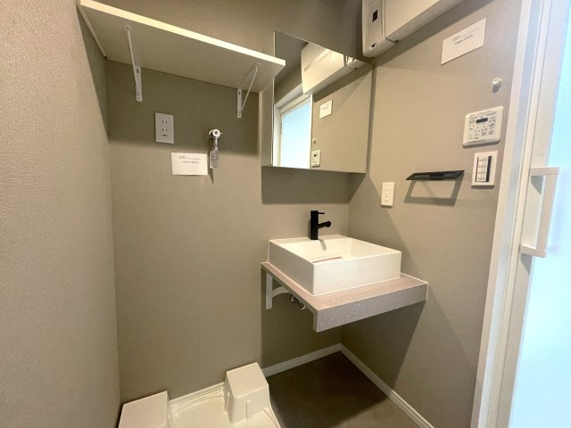 シティマンション薬院Ⅱの独立洗面台|洗面台横にランドリーコーナーもゆったり。ドラム式も置けそうです◎