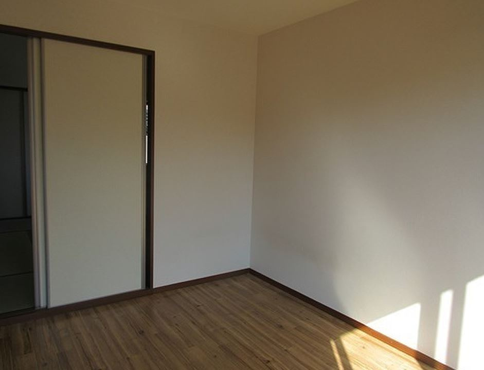 リビエール綾園壱番館の内装|おしゃれな居間です